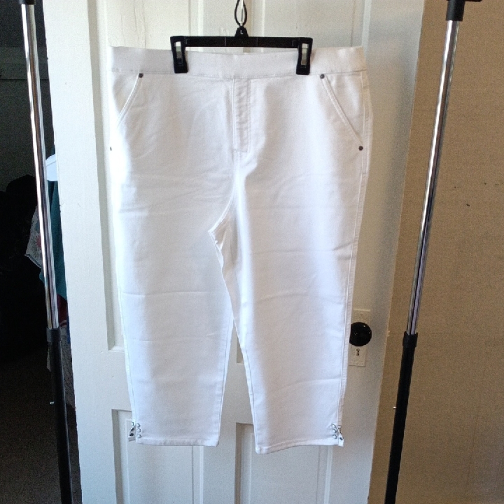 Elegant White Cropped Jeans for Women